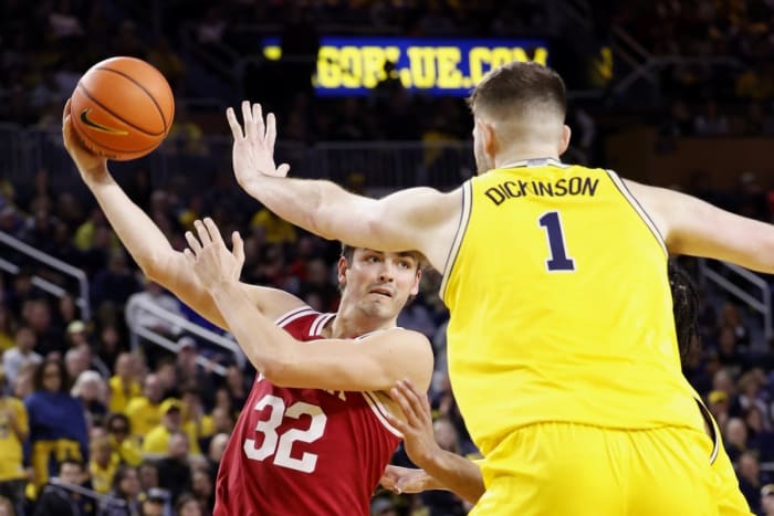 Trey Galloway (32) passes on Michigan Wolverines center Hunter Dickinson (1) in the second half.